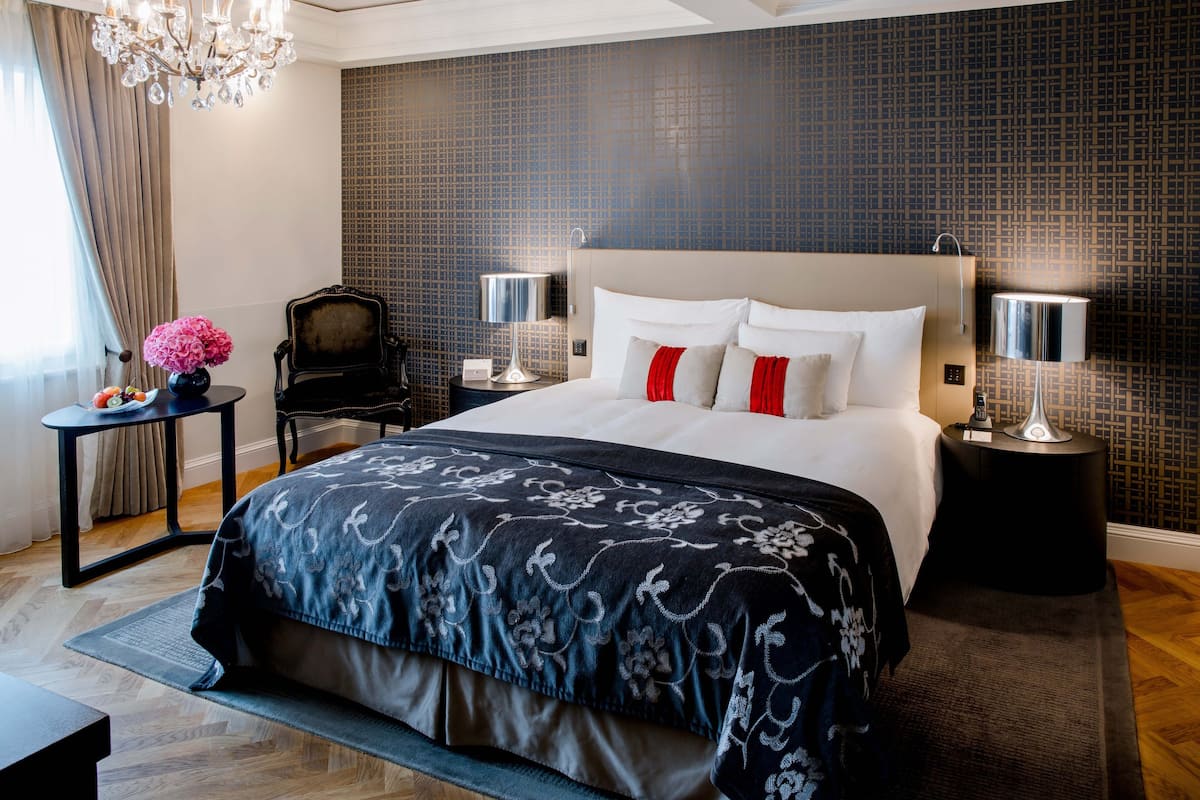 Deluxe Boutique Room | Premium bedding, down comforters, pillowtop beds, in-room safe