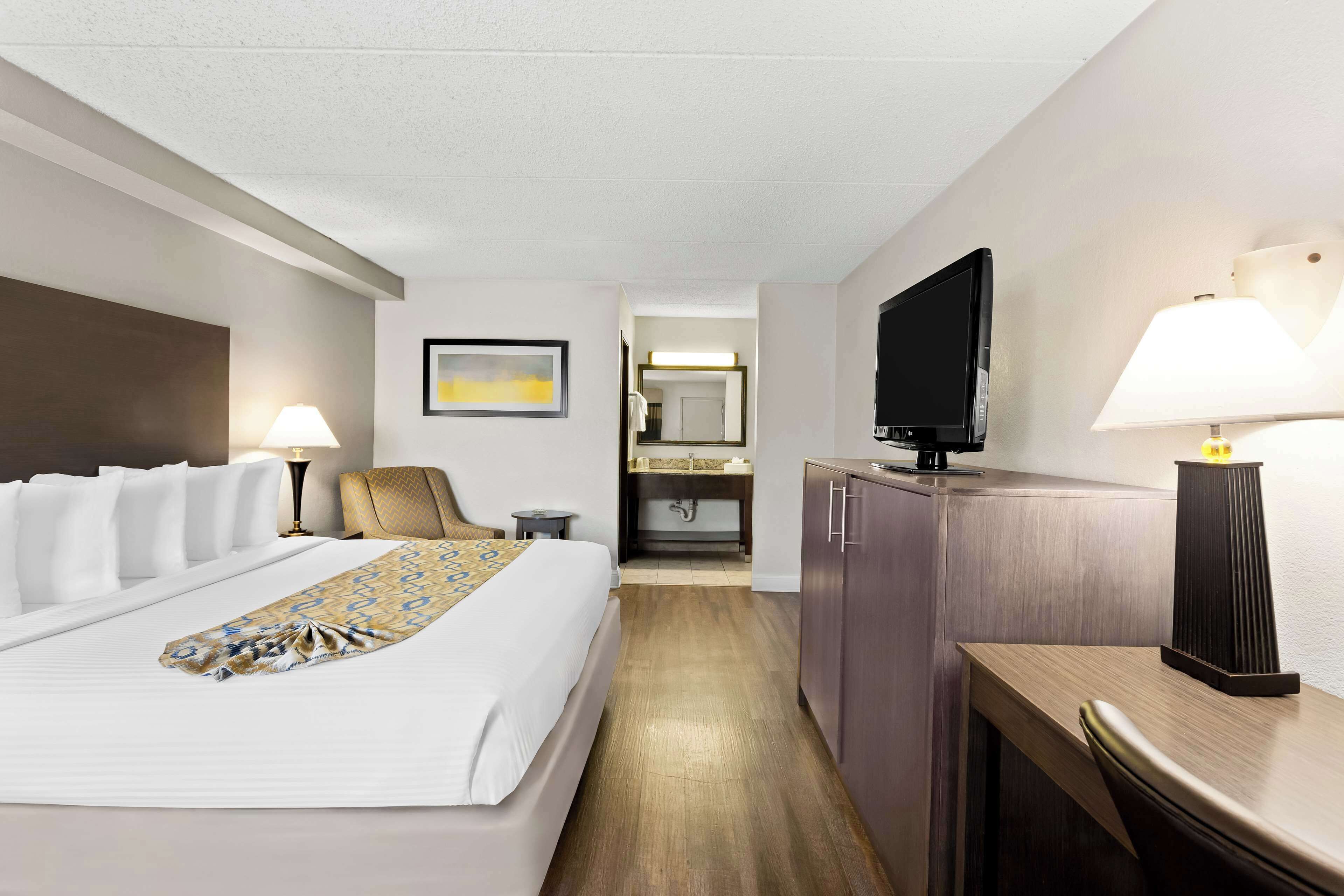 standard room, 1 king bed, smoking, refrigerator & microwave | 1 bedroom, pillow-top beds, in-room safe, desk