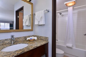 Bañera con ducha, artículos de tocador gratuitos, secador de pelo