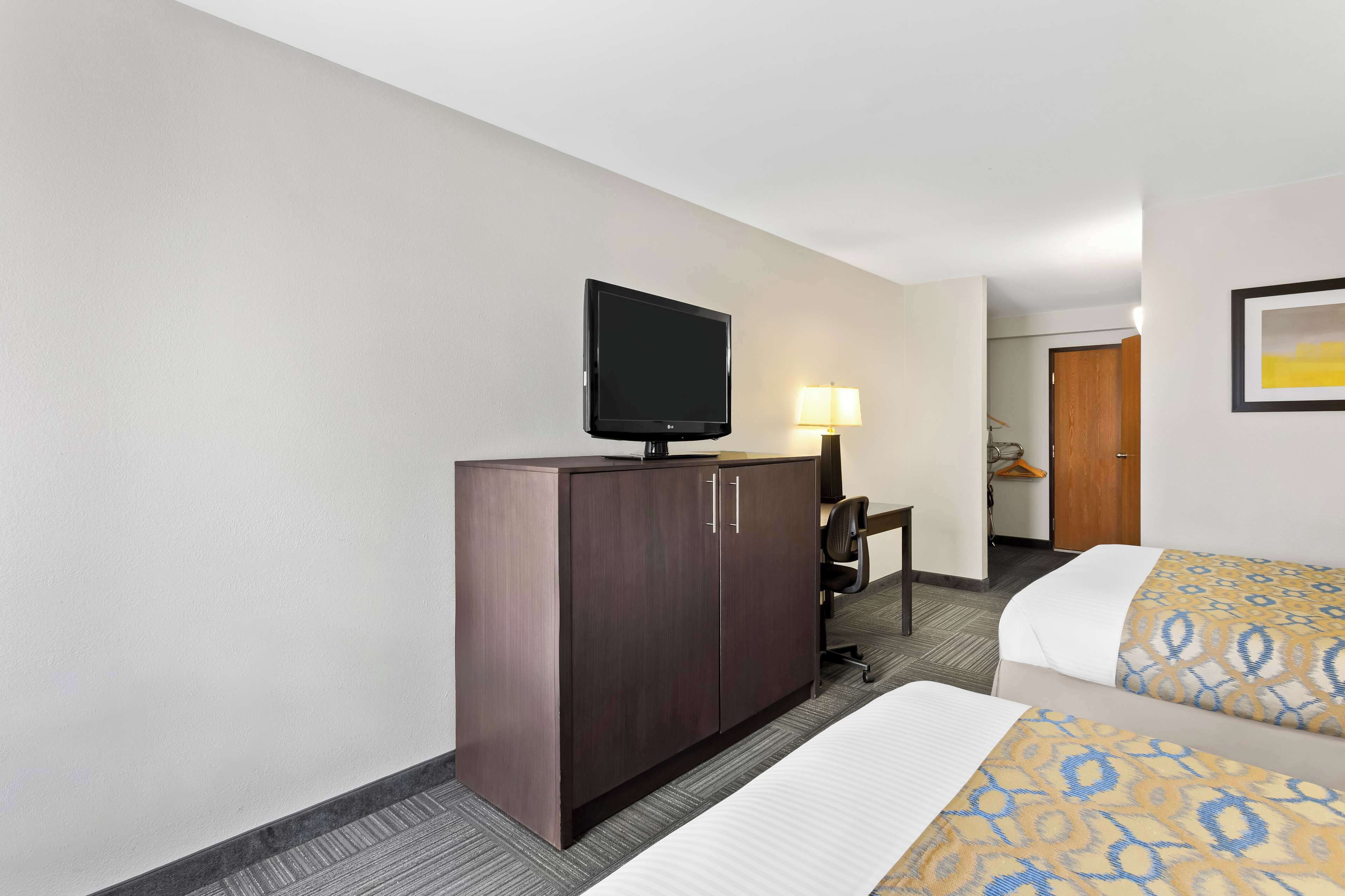 1 bedroom, pillow-top beds, in-room safe, desk