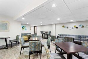 朝食 (ビュッフェ)、毎日提 供 (無料)