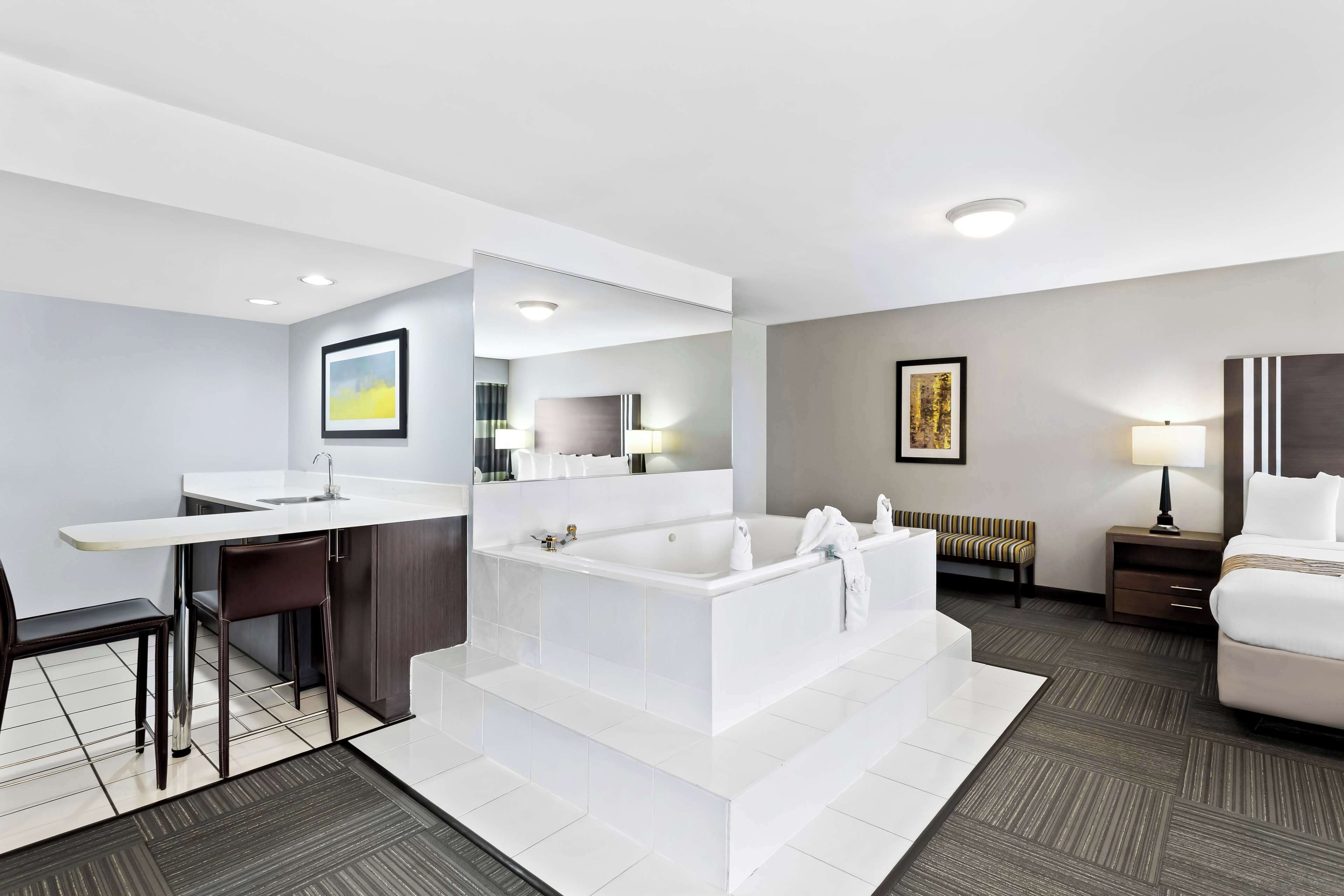 standard room, 1 king bed, non smoking, jetted tub | 1 bedroom, pillow-top beds, in-room safe, desk