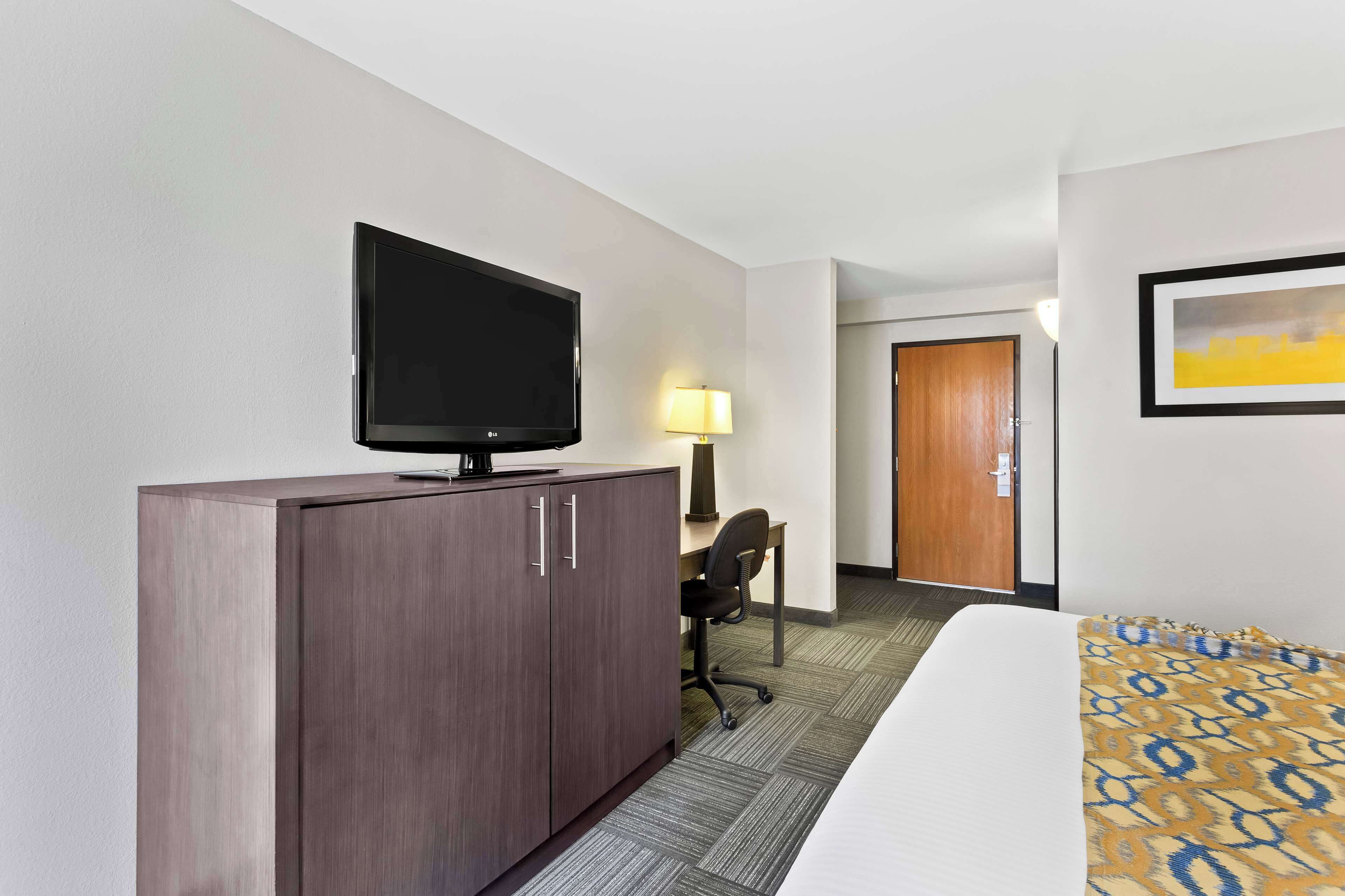 standard room, 1 king bed, non smoking, refrigerator & microwave | 1 bedroom, pillow-top beds, in-room safe, desk