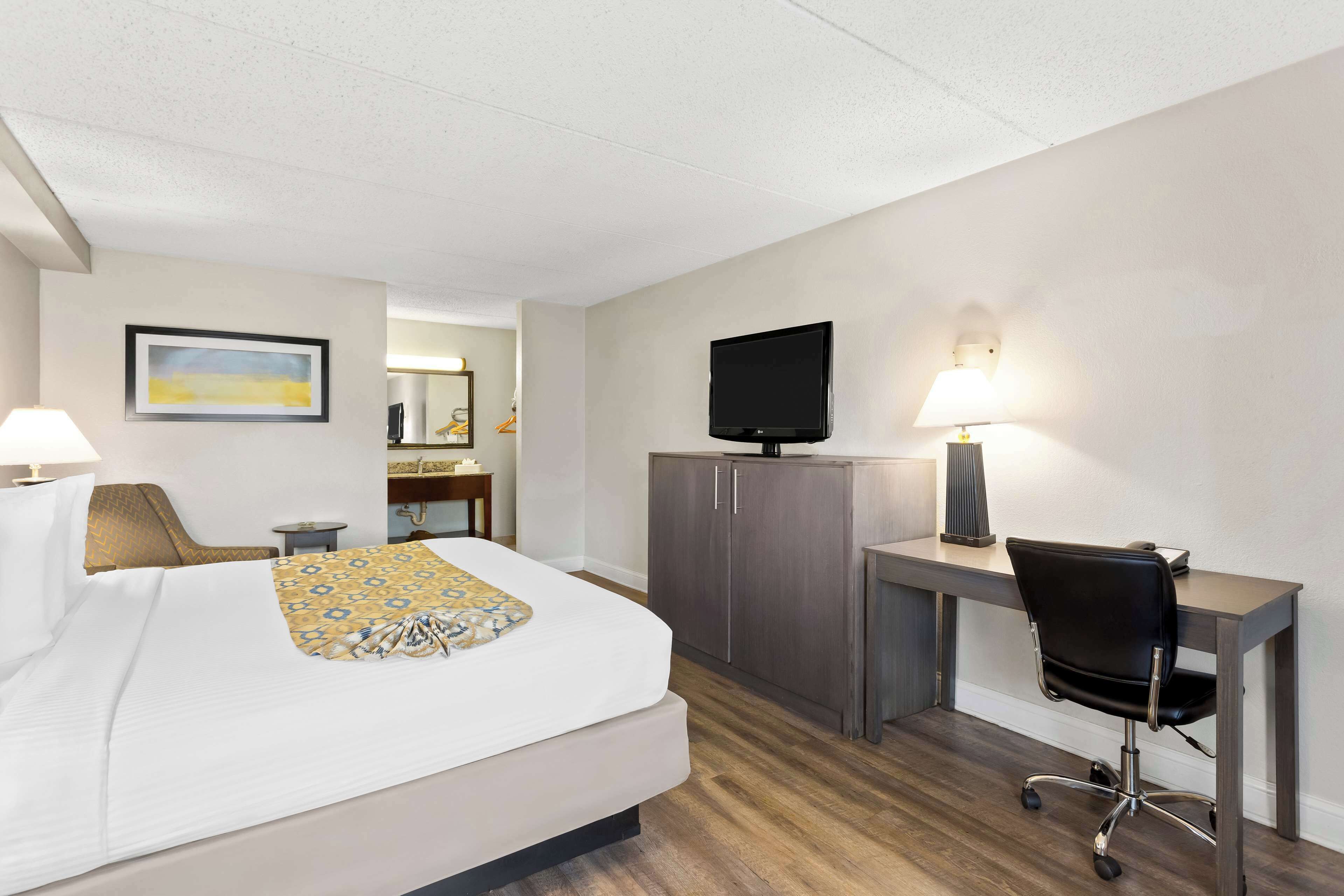 standard room, 1 king bed, smoking, refrigerator & microwave | 1 bedroom, pillow-top beds, in-room safe, desk