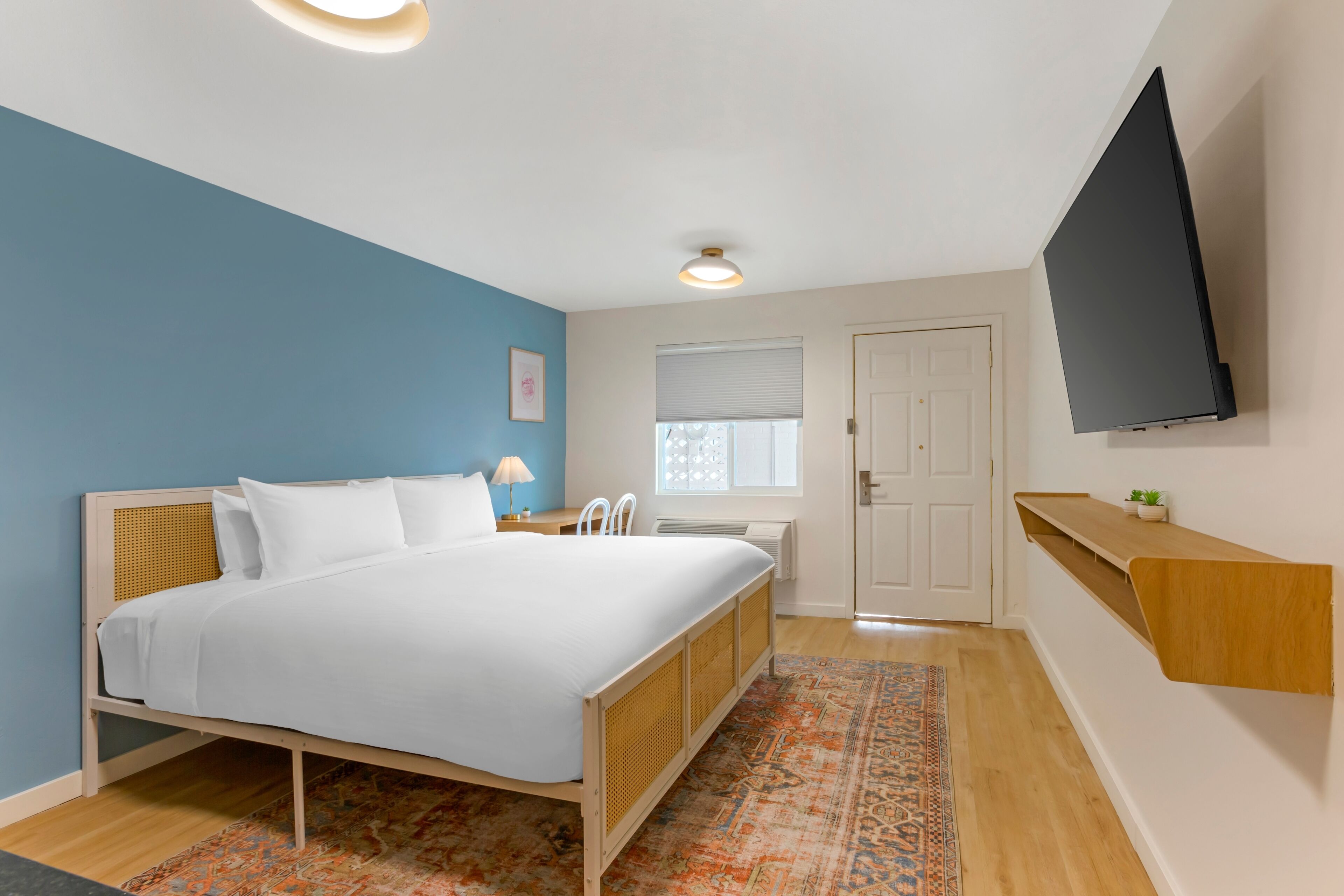 Skrivebord for bærbar PC, blendingsgardiner og strykejern/-brett