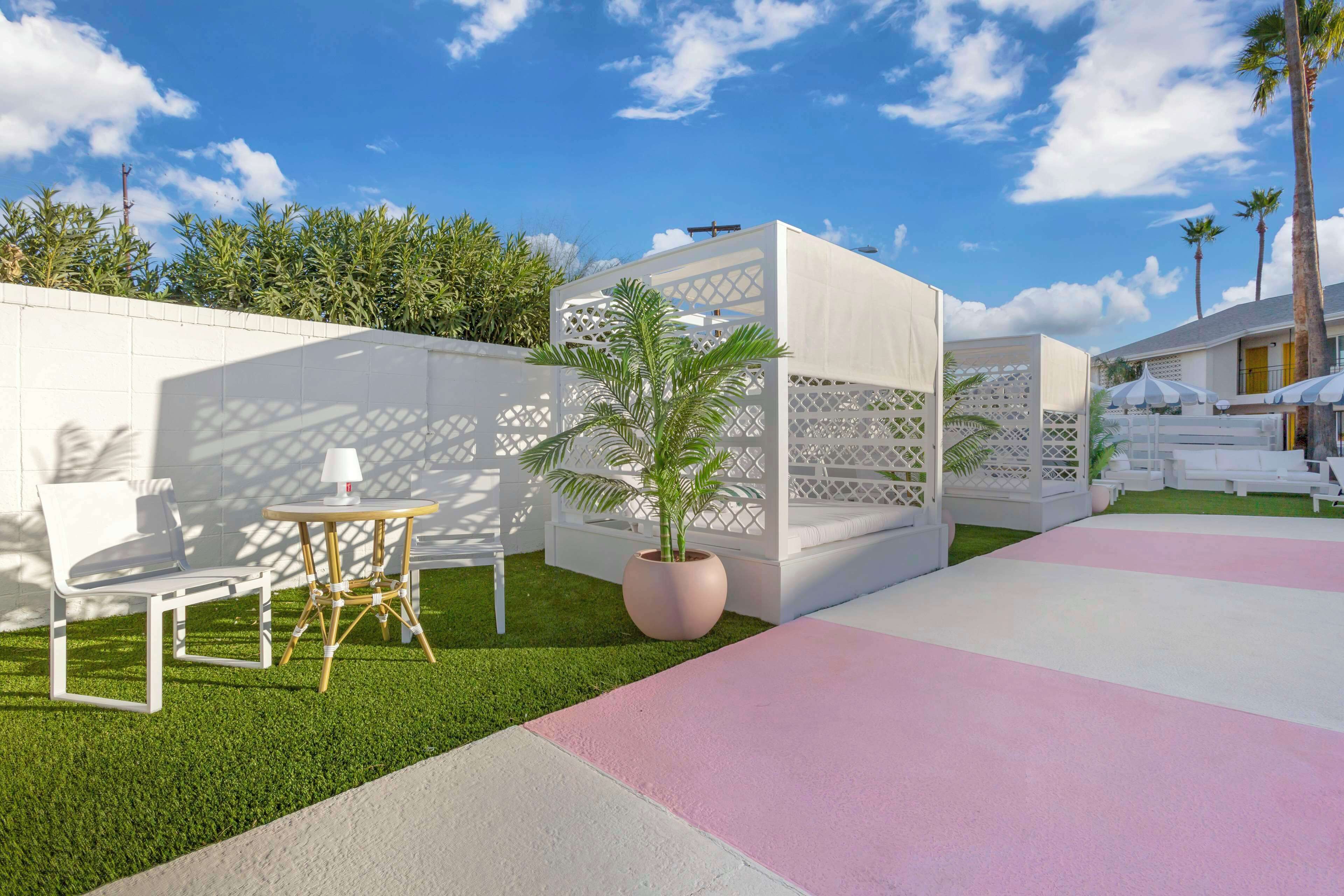 Una piscina al aire libre, camas de piscina gratis, sombrillas