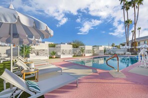 Piscine extérieure, cabanons gratuits, parasols de plage