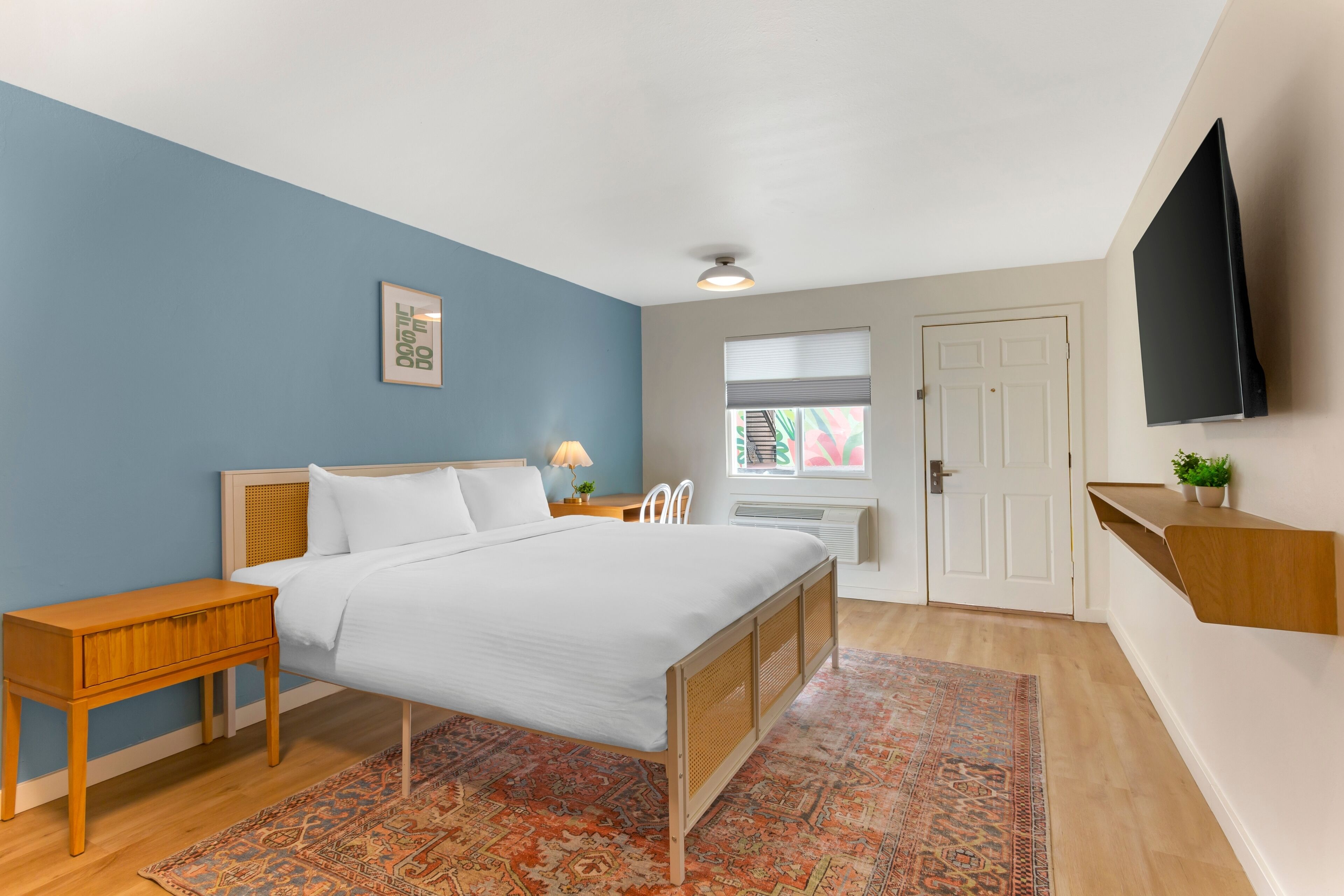 Rom – standard, 1 kingsize-seng, ikke-røyk, tekjøkken | Skrivebord for bærbar PC, blendingsgardiner og strykejern/-brett