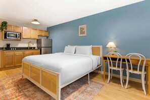 Standard Room, 1 King Bed, Non Smoking, Refrigerator & Microwave (Pet Friendly)