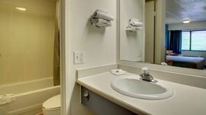 Chambre Standard, 2 lits doubles, non-fumeur | Salle de bain | Articles de toilette écologiques, serviettes fournies