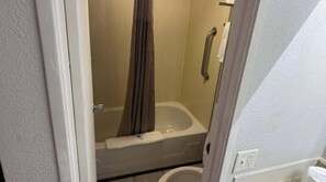 Eco-friendly toiletries, towels - Motel 6 Cedar Rapids, IA (Cedar Rapids)