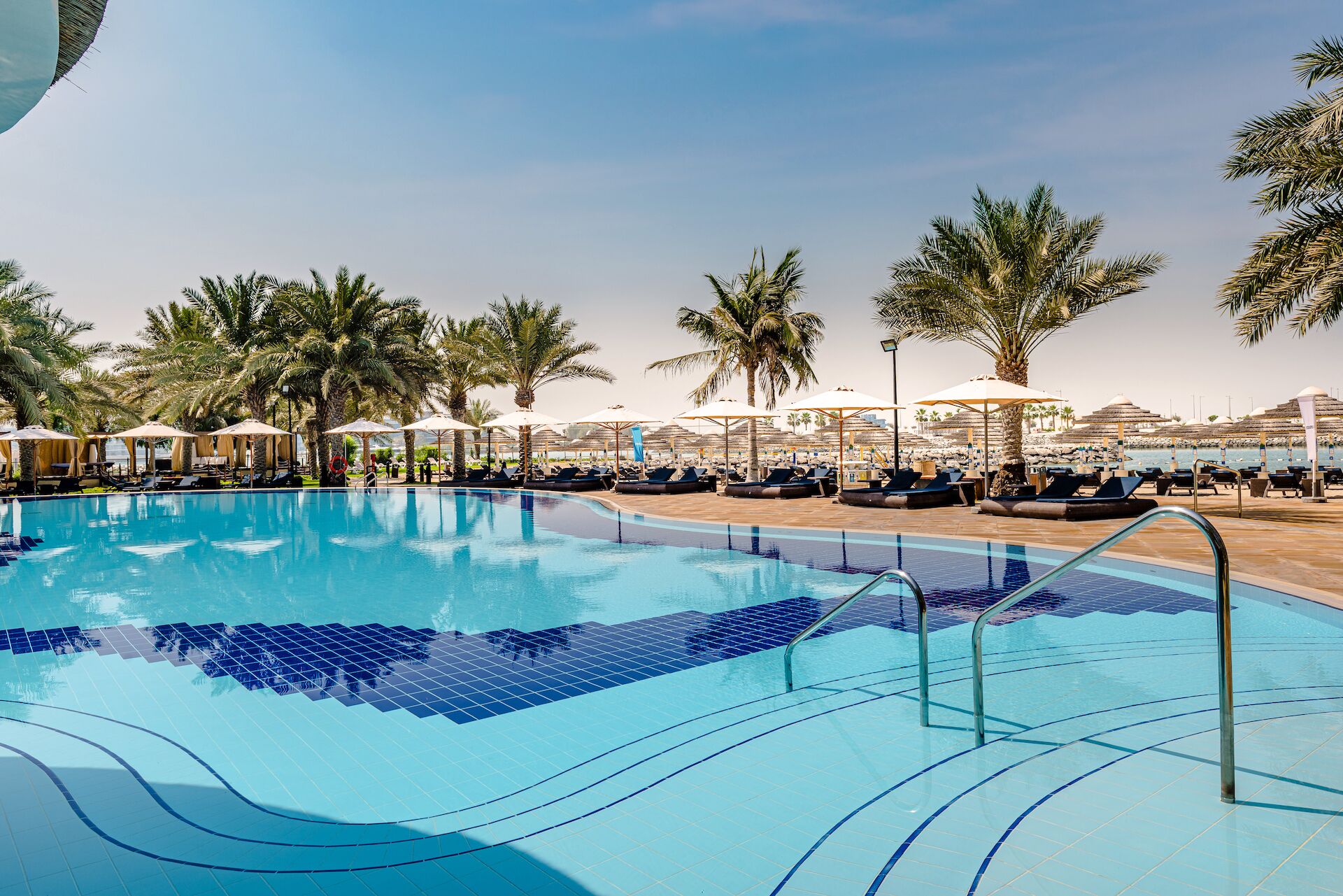 2 piscines extérieures, parasols de plage, chaises longues