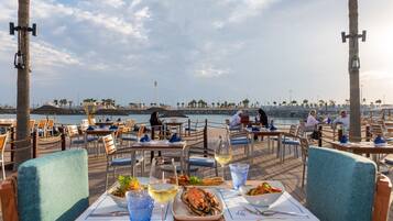 9 restaurants; lunch, dinner, and brunch served