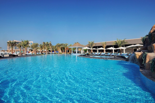 2 piscines a l'aire lliure, para-sols i gandules