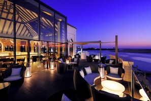 9 restauranter; serverer frokost, aftensmad og panasiatiske retter