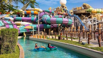 Un parque acuático con toboganes y una zona de piscina.