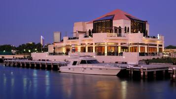 9 restaurants, lunch, dinner, brunch served; Pan-Asian cuisine