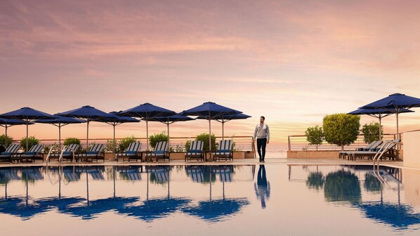 2 piscines extérieures, parasols, chaises longues