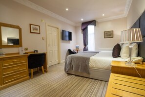 Deluxe Double Room, 1 Double Bed | Individually decorated, individually furnished, desk, iron/ironing board