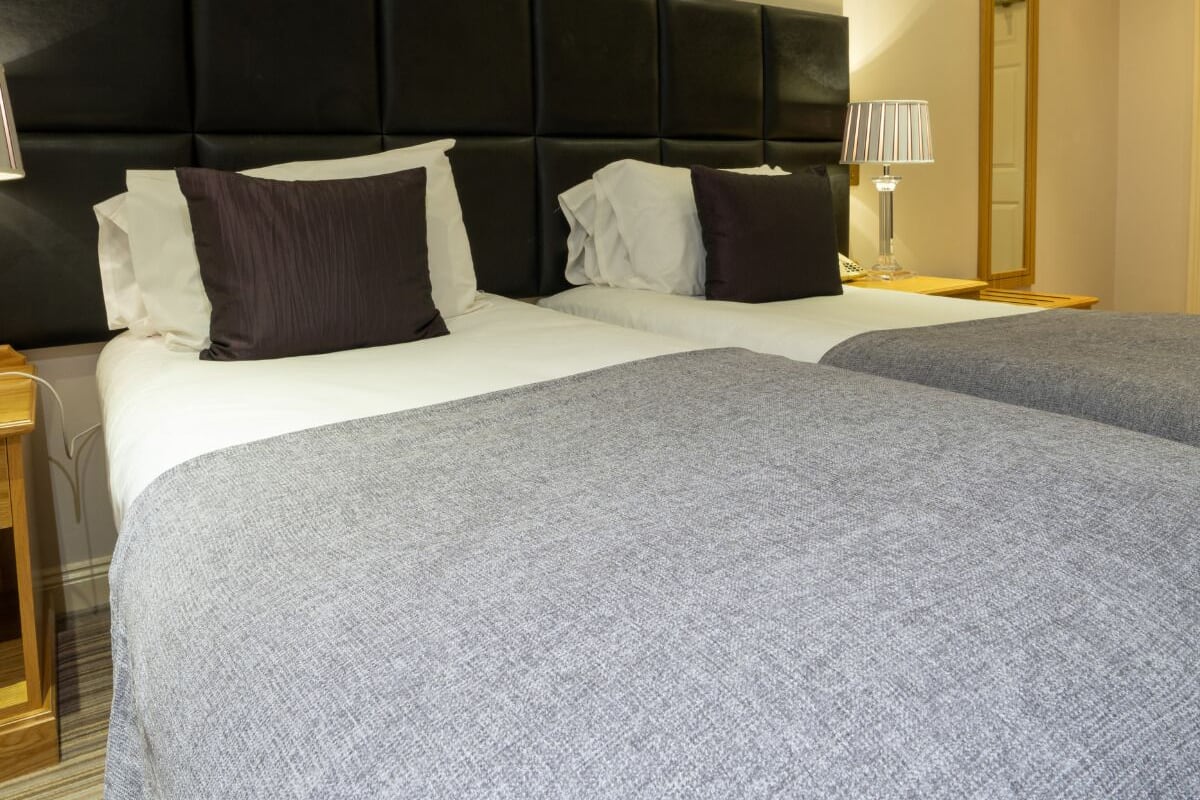 Standard-Zweibettzimmer, 2 Einzelbetten | Individuell dekoriert, individuell eingerichtet, Schreibtisch