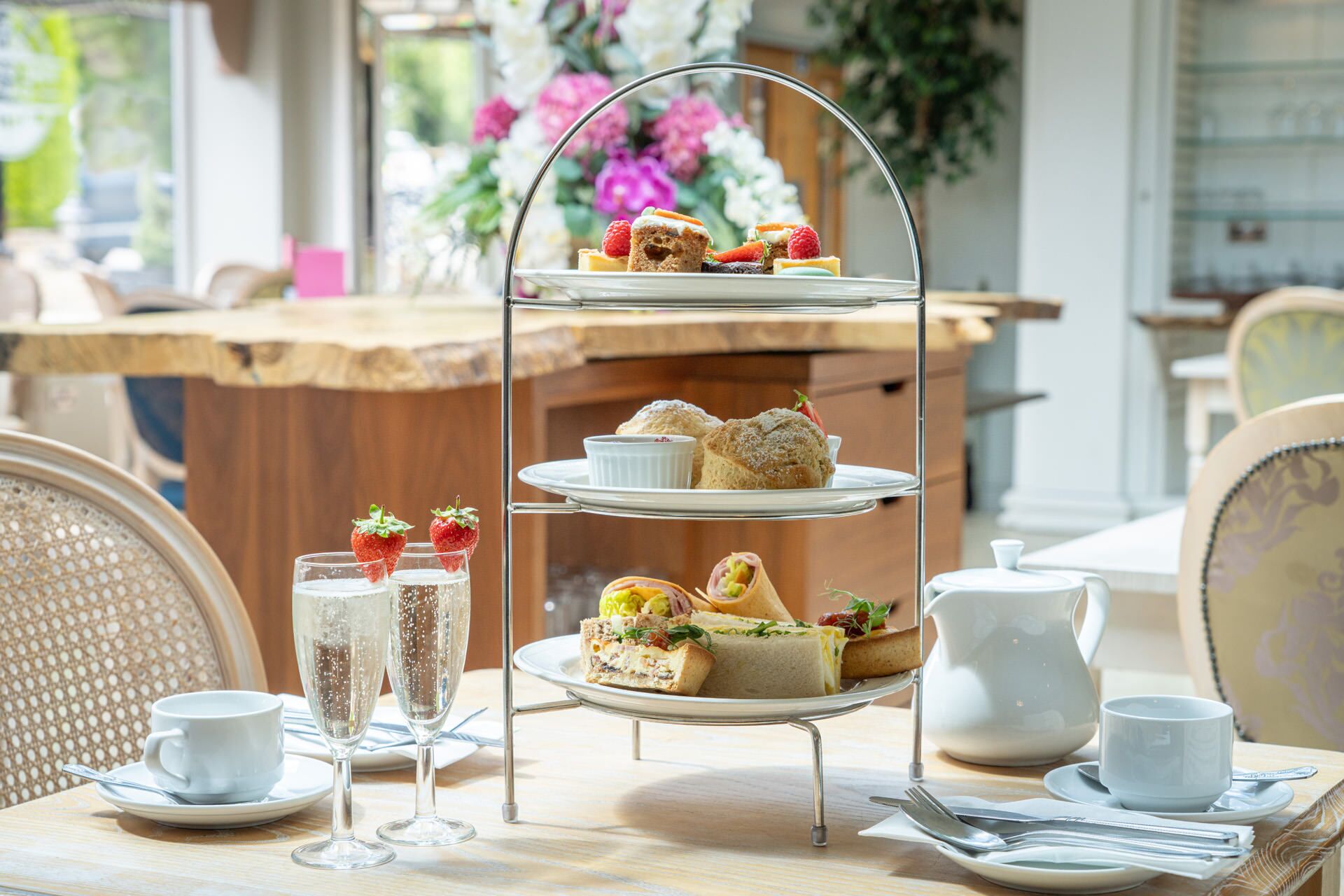 Phục vụ bữa sáng, bữa trưa và bữa tối 