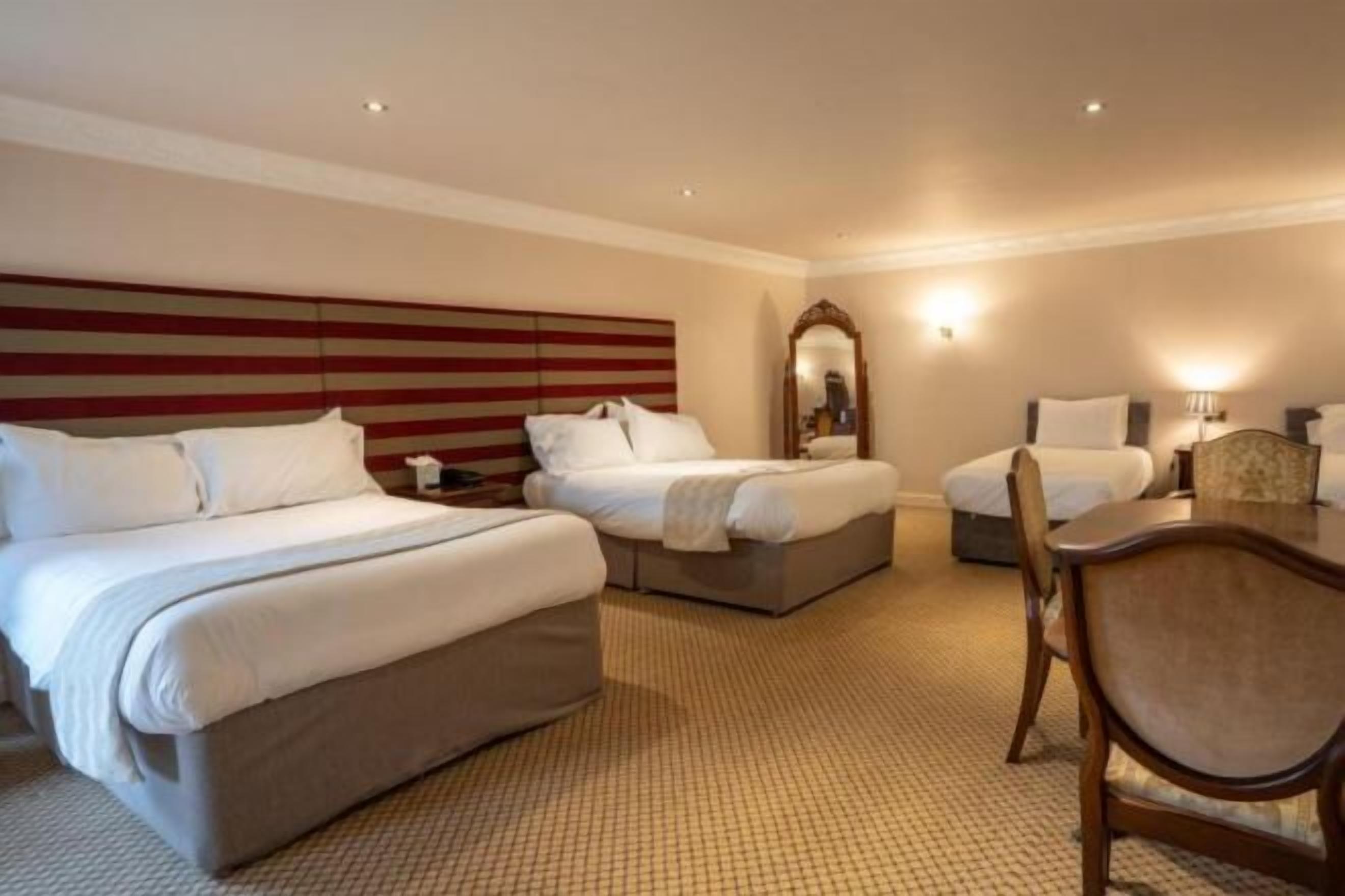 Decoración personalizada, muebles diferentes y escritorio 