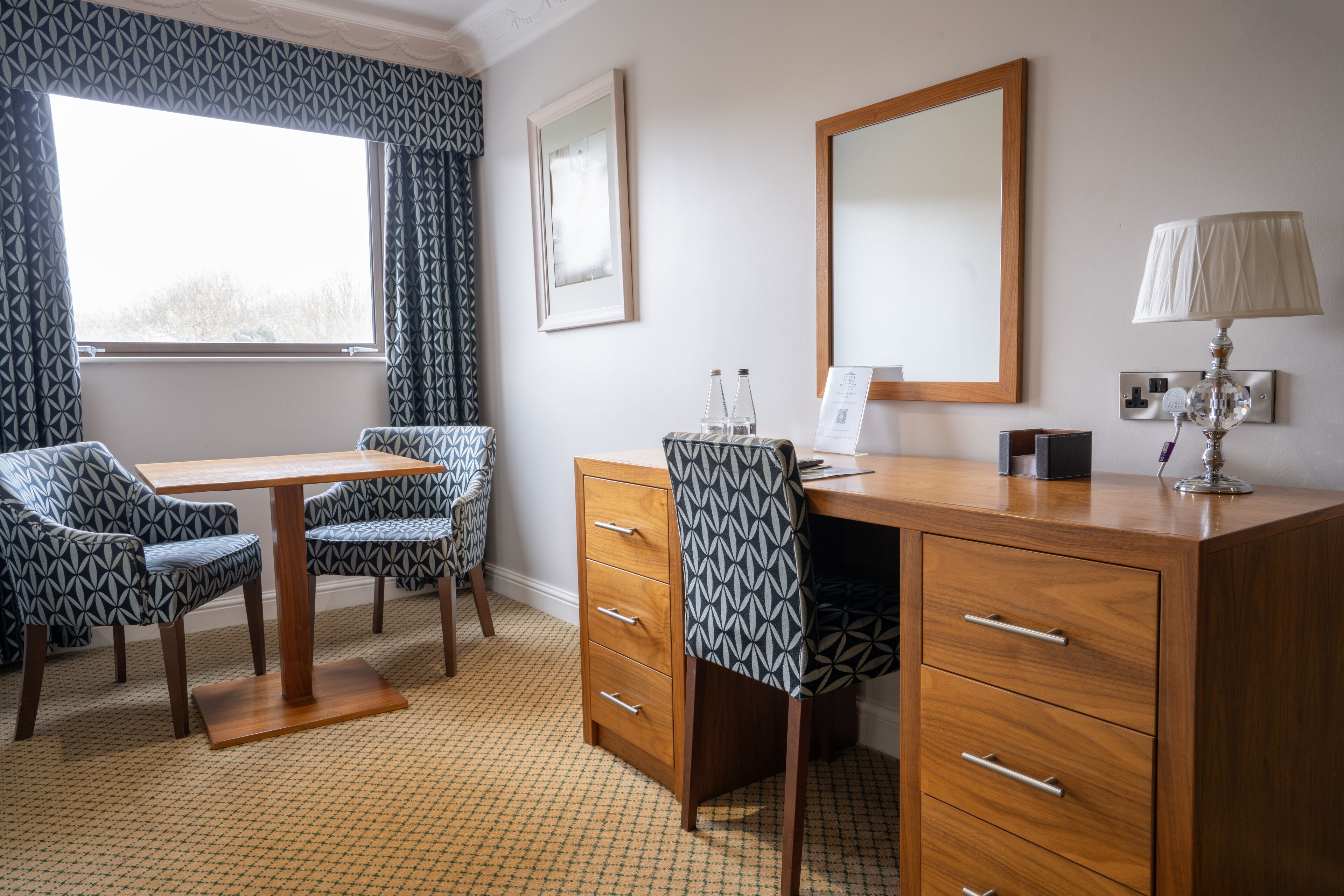 deluxe double room, 1 double bed | living area | flat-screen tv