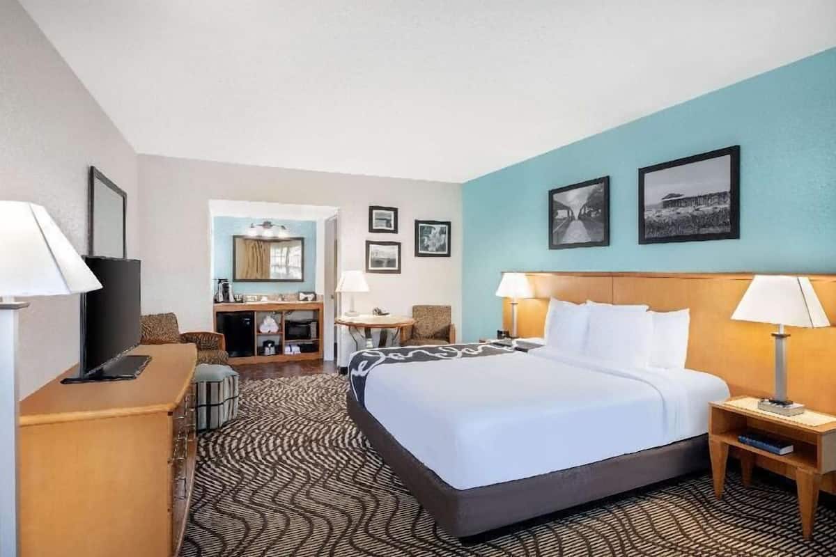 Ropa de cama de alta calidad, camas con pillow-top y escritorio