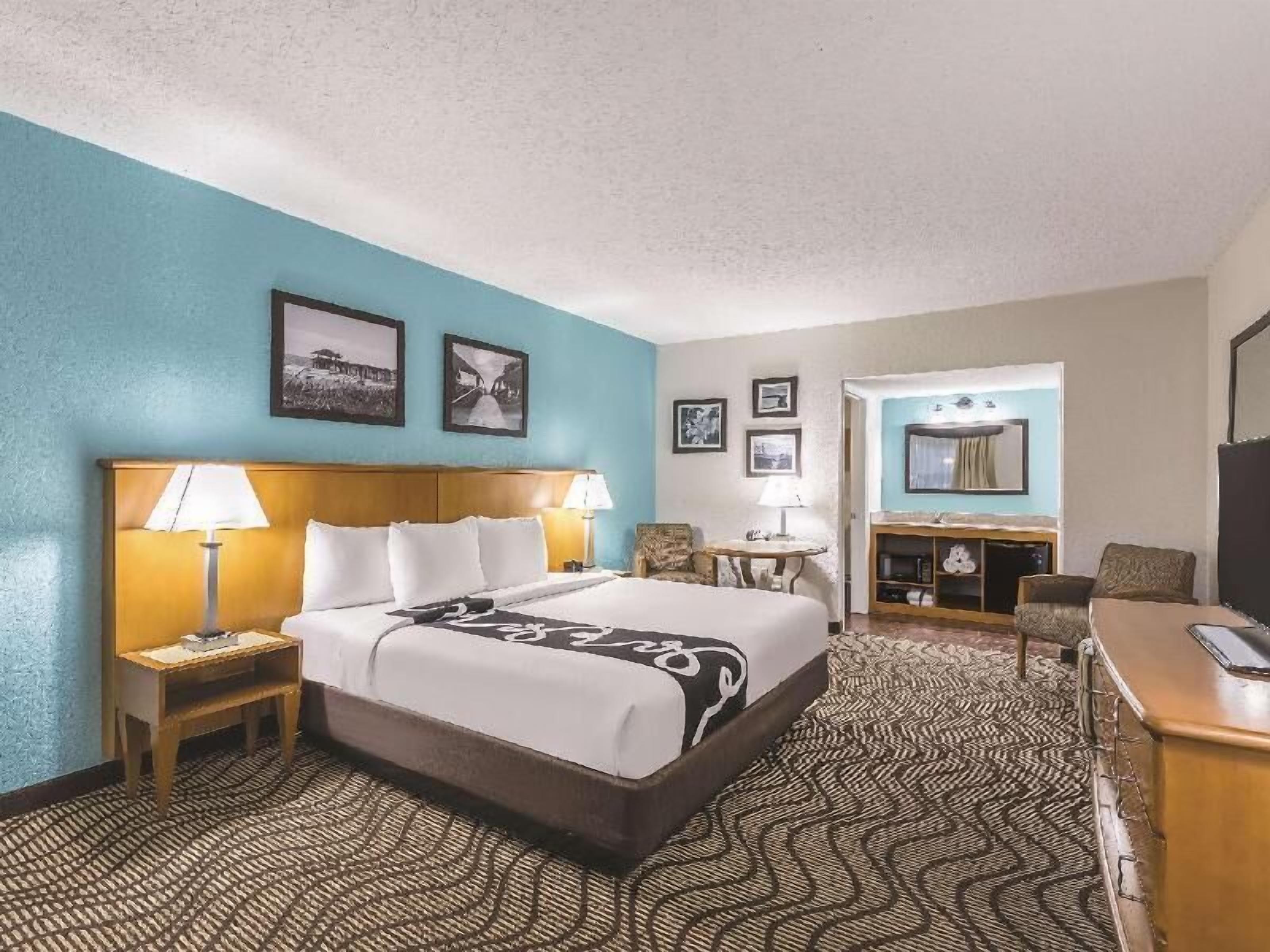 Luxe beddengoed, pillowtop-bedden, een bureau, een laptopwerkplek