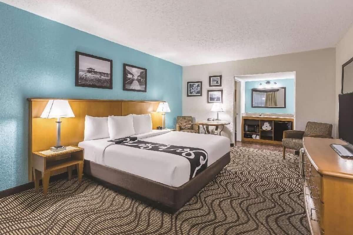 Ropa de cama de alta calidad, camas con pillow-top y escritorio