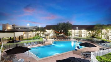 Outdoor pool, sun loungers