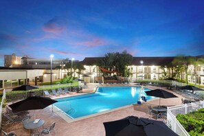 Outdoor pool, pool loungers - La Quinta Inn by Wyndham Cocoa Beach-Port Canaveral (Cocoa Beach)