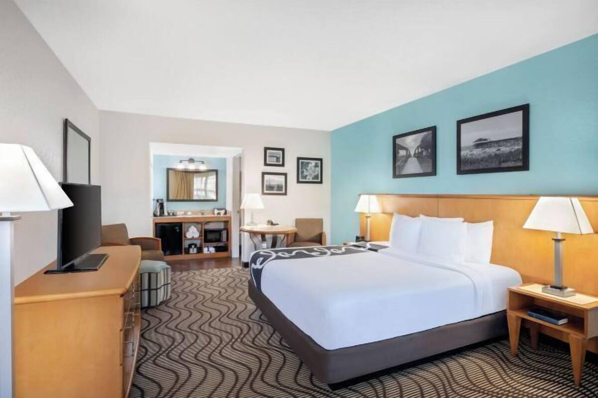 Ropa de cama de alta calidad, colchones con pillow-top y escritorio