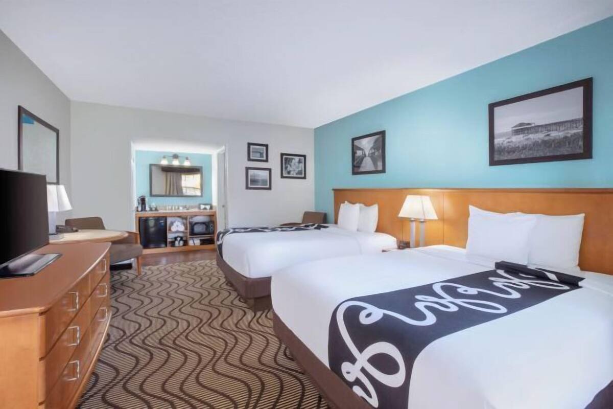 Ropa de cama de alta calidad, colchones con pillow-top y escritorio