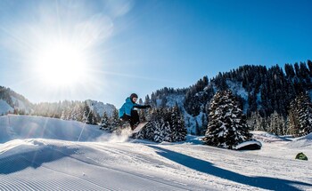 Snow and ski sports at Hotel Jerome, Auberge Resorts Collection