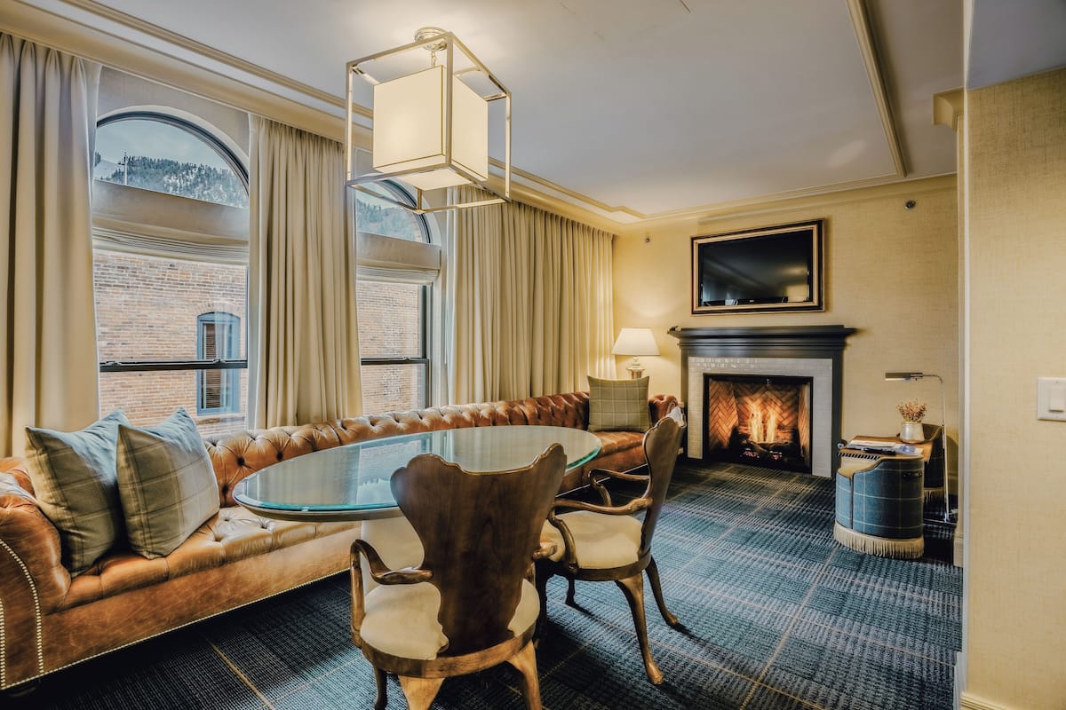 Suite exécutive | Aire de séjour | Téléviseur, console de jeux vidéo