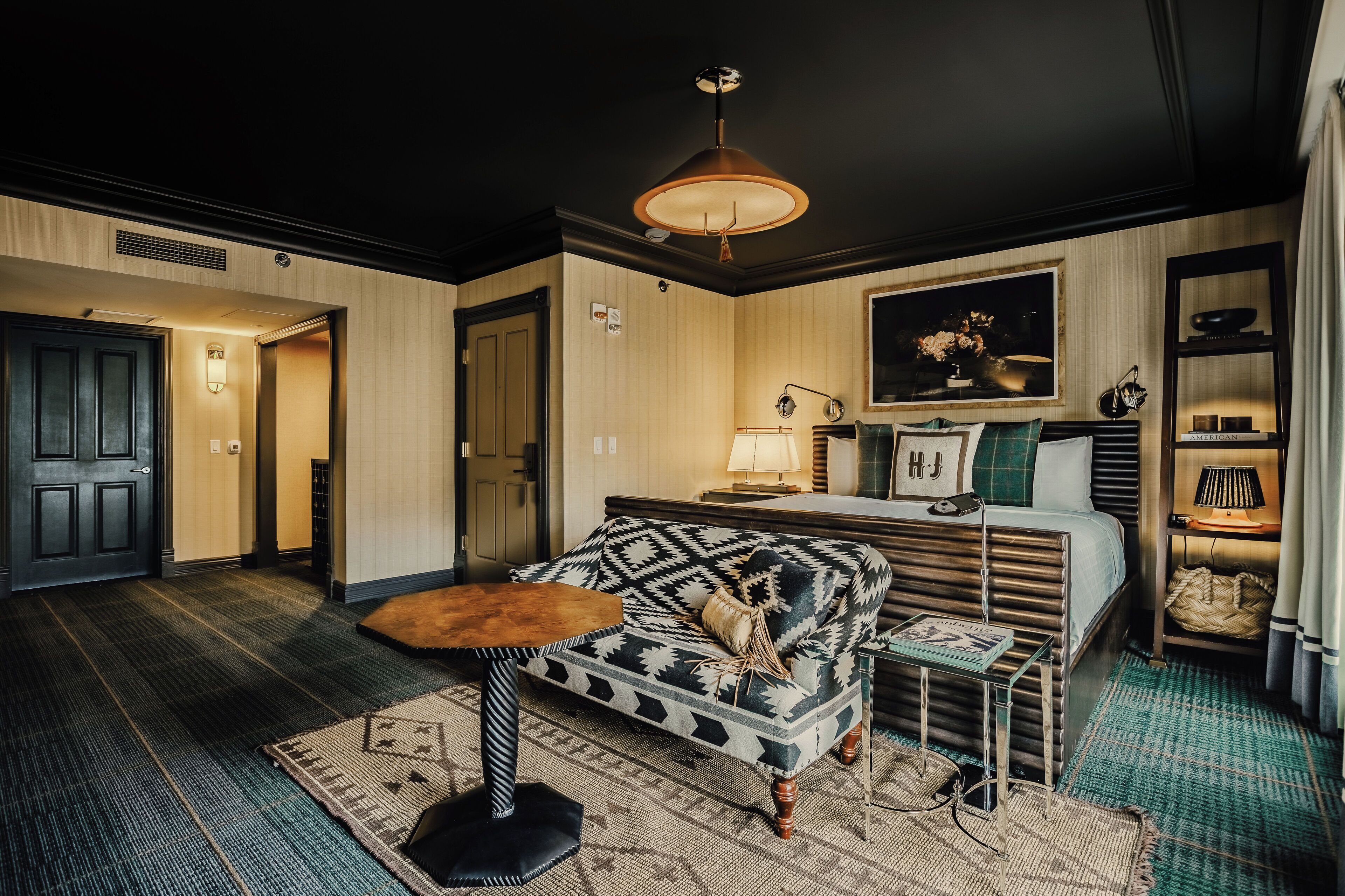 Chambre Deluxe, 1 très grand lit (Mobility/Hearing with Roll-In Shower) | Draps en coton égyptien, literie de qualité, couette en duvet