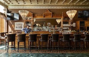 2 bars/lounges
