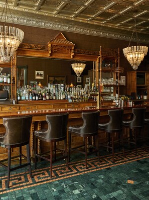 2 bars/lounges