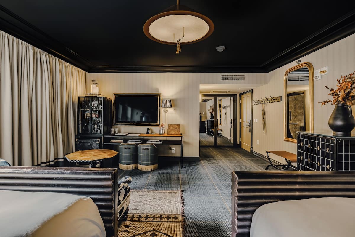 Suite Junior, 2 grands lits, accessible aux personnes malentendantes (Mobility w/Tub) | Draps en coton égyptien, literie de qualité, couette en duvet