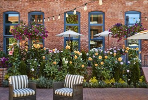 Garden - Hotel Jerome, Auberge Collection (Aspen)