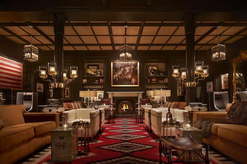 2 bars/lounges