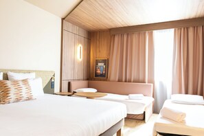 Habitación superior, varias camas | Artículos del minibar gratis y caja de seguridad en la habitación 