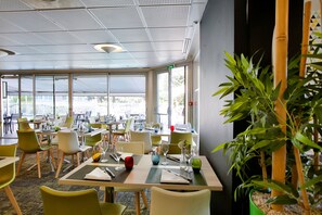 供应午餐和晚餐，法国菜