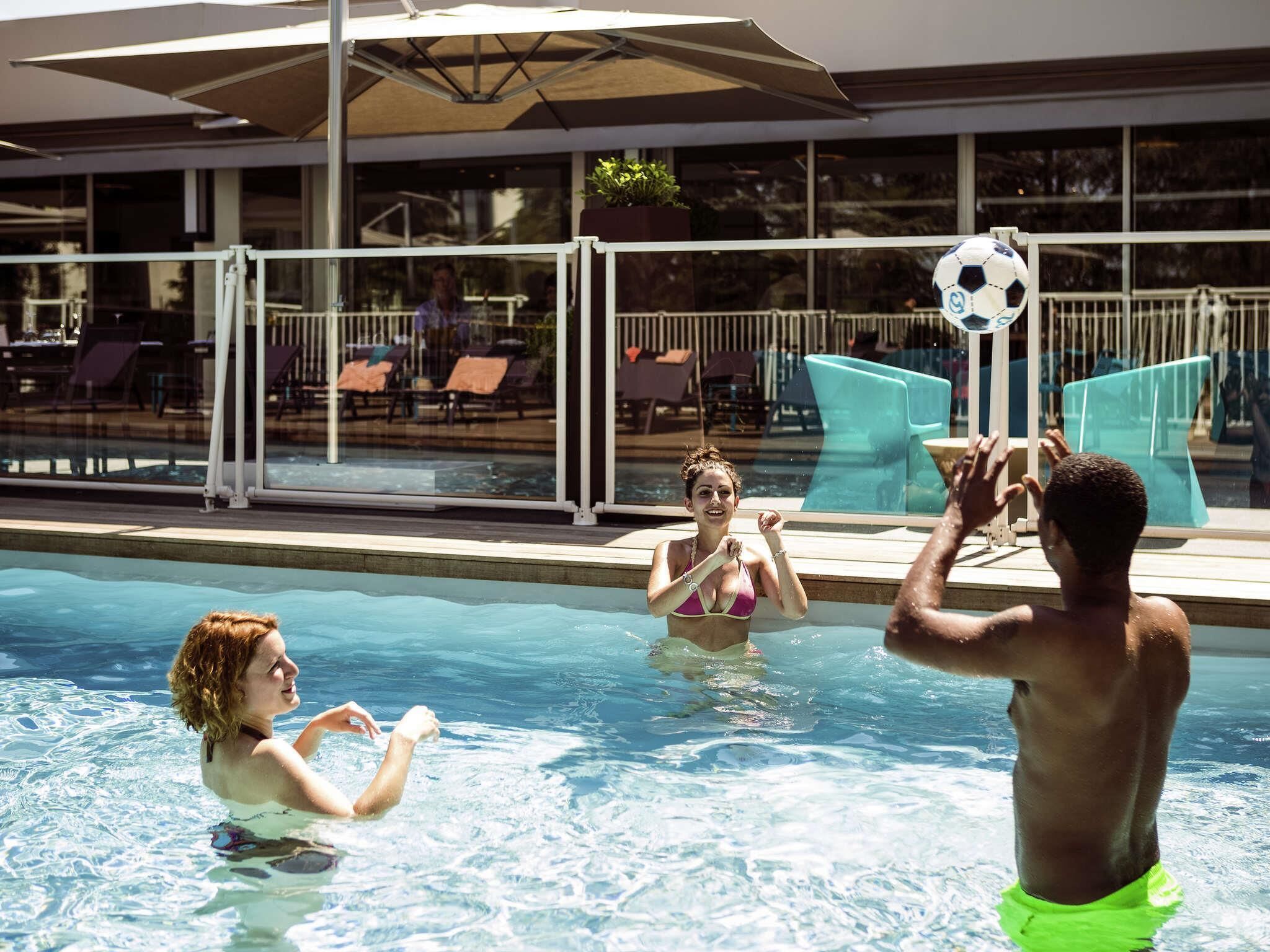 Piscine extérieure (ouverte en saison), parasols de plage