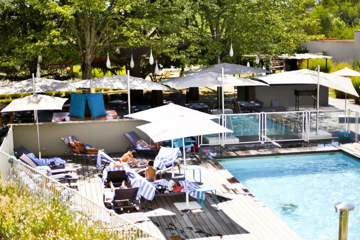 Artículos del minibar gratis y caja de seguridad en la habitación