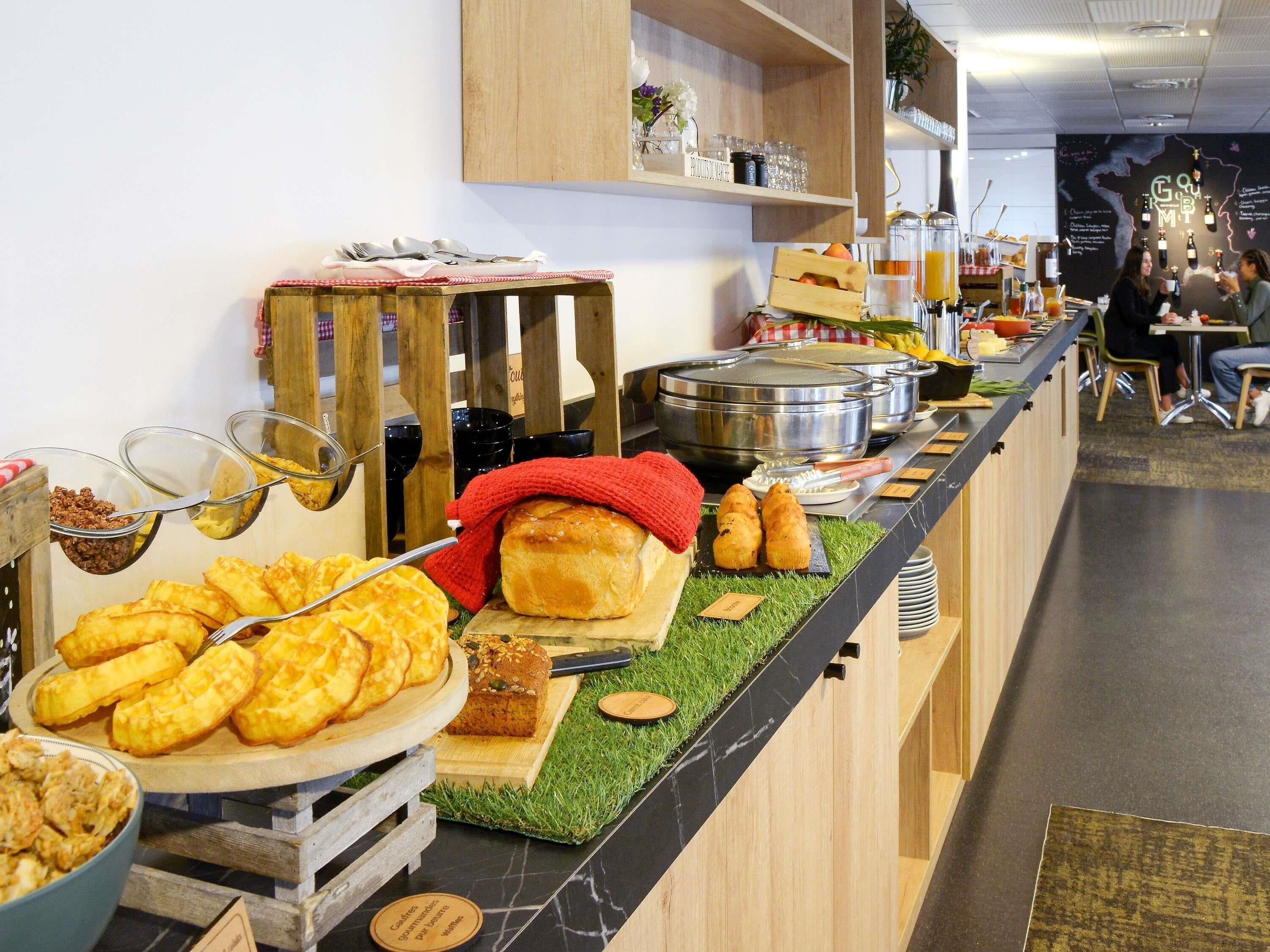 Petit déjeuner buffet servi tous les jours en supplément