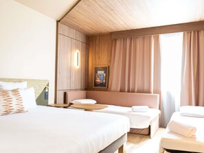 Minibar với thức uống miễn phí, két bảo mật tại phòng, bàn 