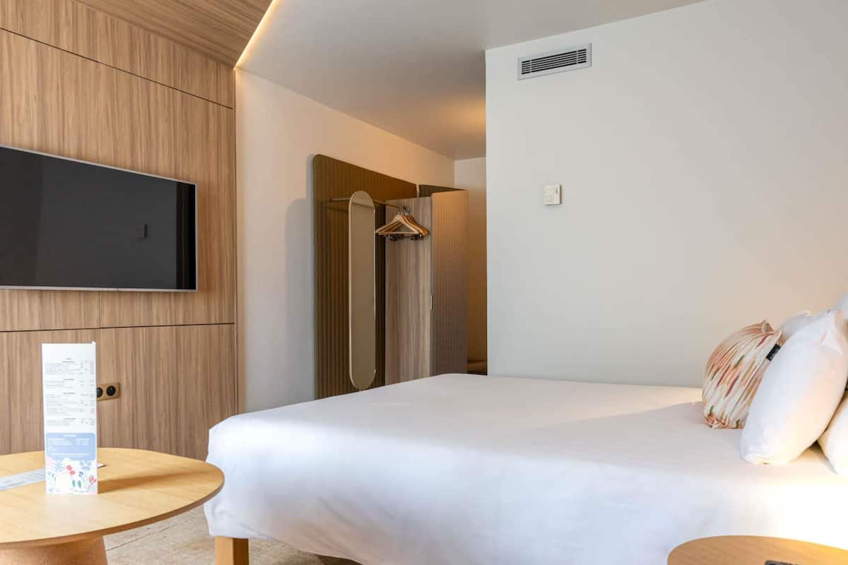 Minibar con artículos gratuitos y caja de seguridad en la habitación