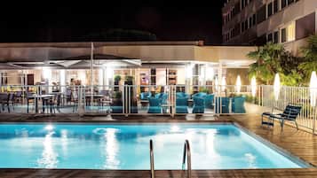 Piscine extérieure (ouverte en saison), parasols de plage